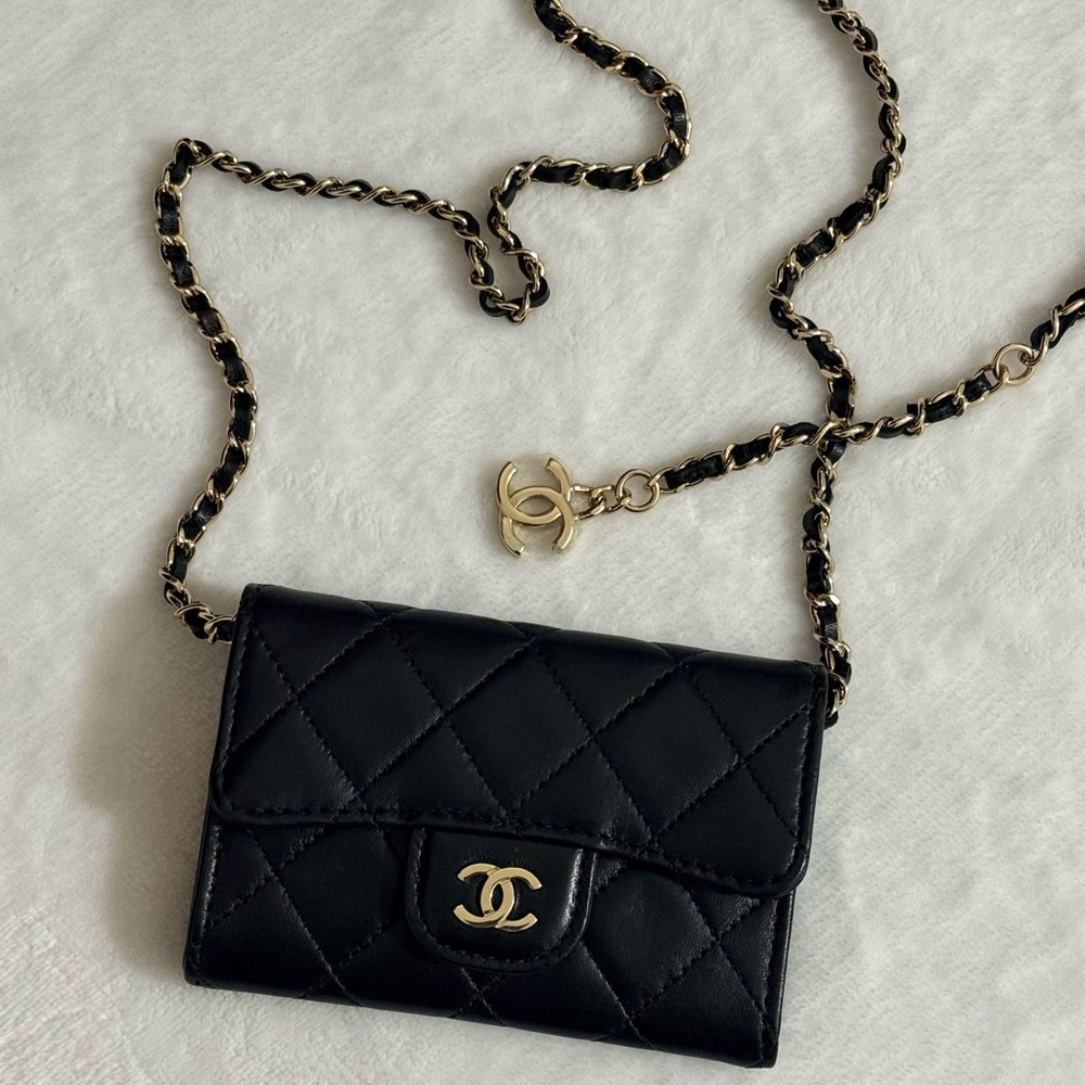 CHANEL Black Quilted Crossbody Bag with Gold Chain